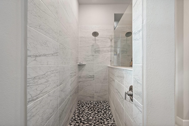 bathroom featuring a tile shower