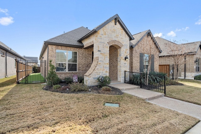 view of front facade featuring a front yard