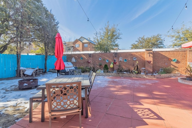 view of patio featuring an outdoor fire pit