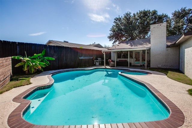 view of pool featuring a patio, an in ground hot tub, and outdoor lounge area