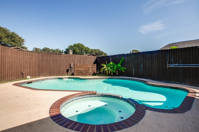 view of pool featuring an in ground hot tub