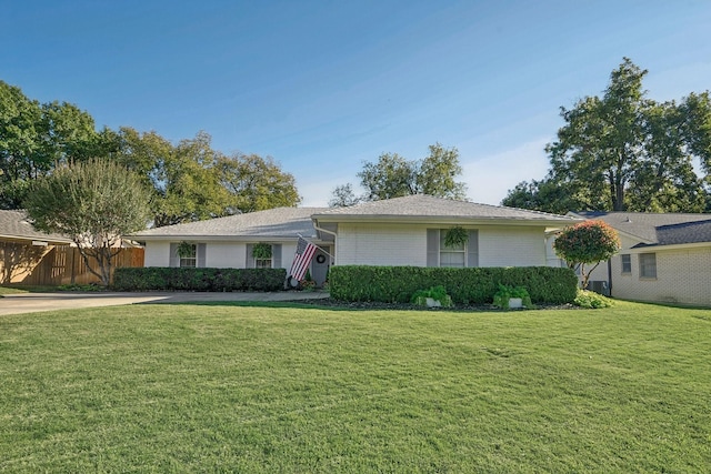 ranch-style house featuring a front yard