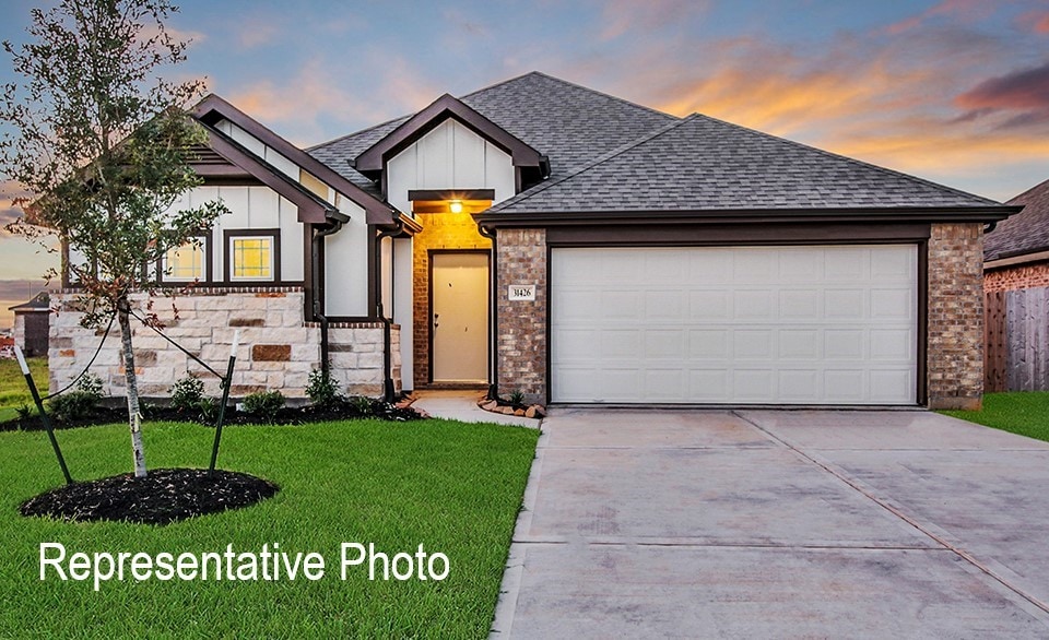 view of front of property featuring a yard and a garage