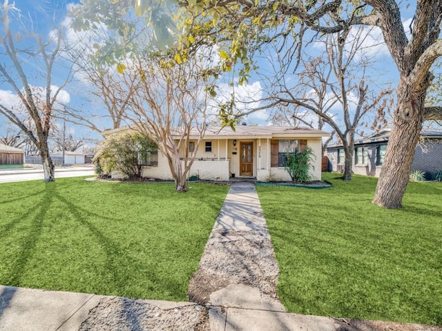 single story home featuring a front lawn