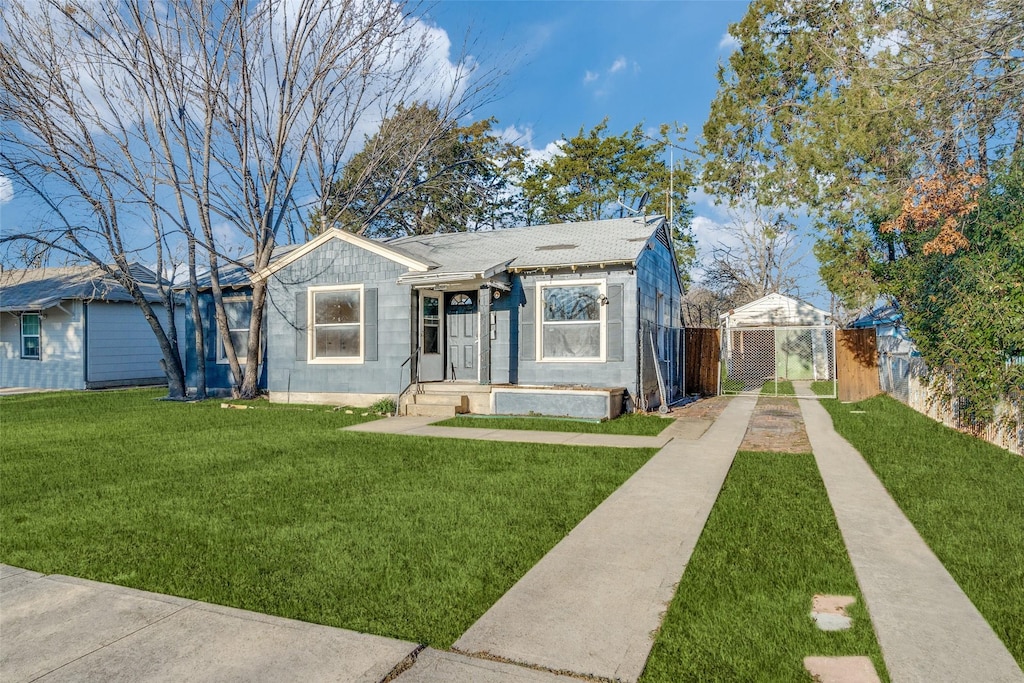 bungalow featuring a front lawn