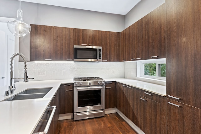 kitchen with stainless steel appliances, sink, tasteful backsplash, and dark wood-type flooring