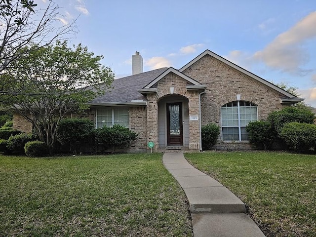 view of front facade with a front yard