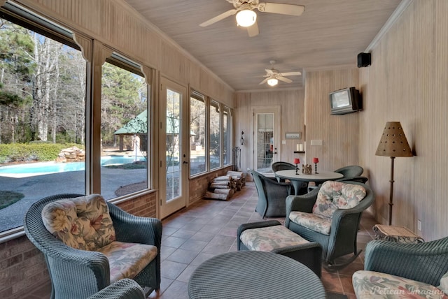 sunroom with ceiling fan