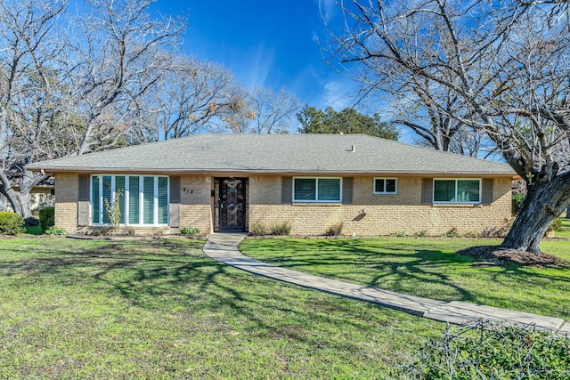 single story home featuring a front yard