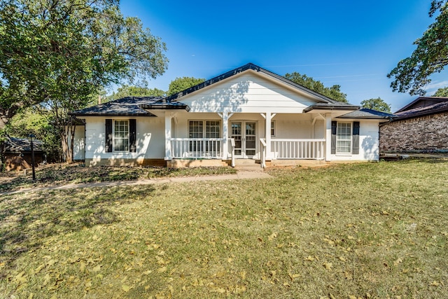 view of front of property featuring a front yard and covered porch