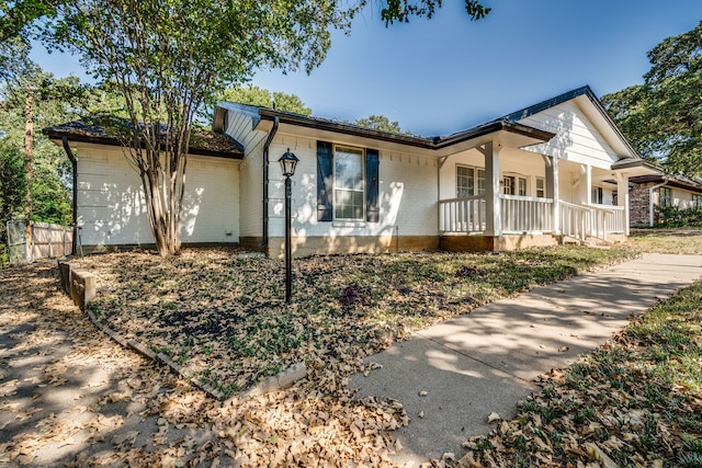 ranch-style house featuring covered porch