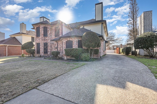 view of front of home featuring a front yard