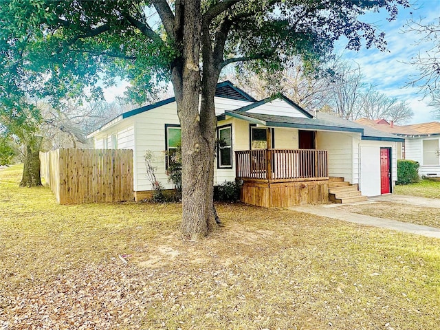 view of front of home featuring a front lawn