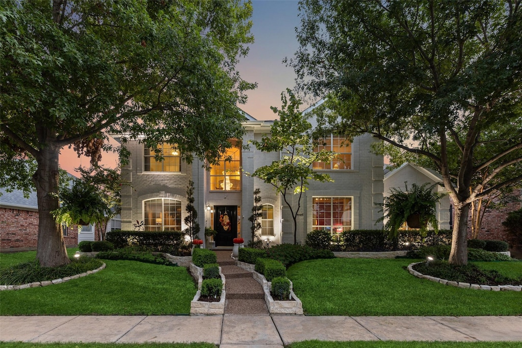 view of front facade featuring a lawn