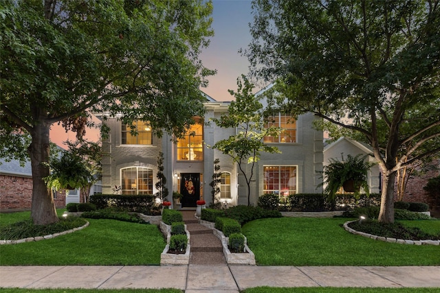 view of front facade featuring a lawn