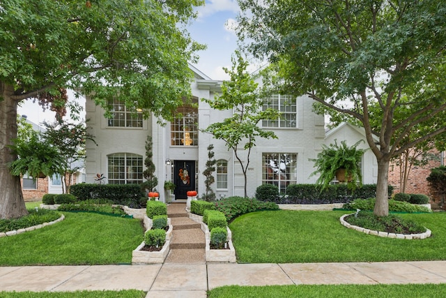 view of front of house featuring a front lawn