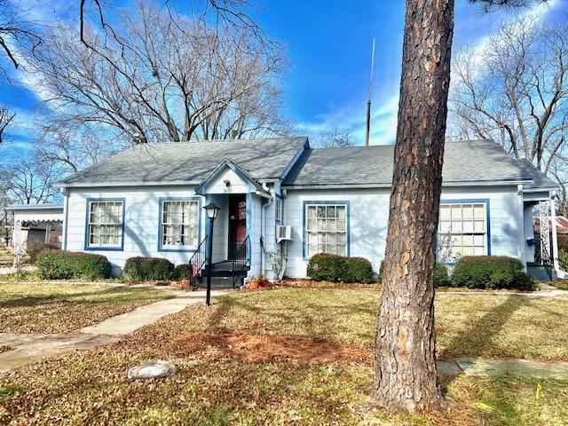 view of front of house with a front yard