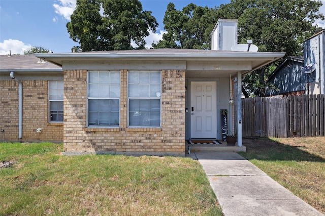 view of front of property featuring a front yard