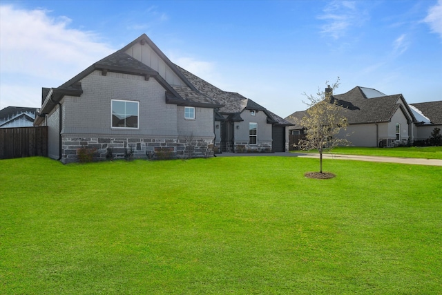 view of front of home featuring a front yard