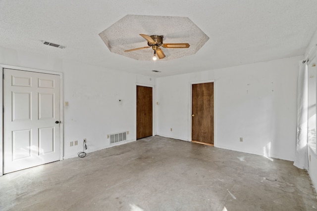 empty room featuring concrete floors, a textured ceiling, and ceiling fan