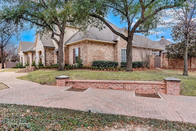 view of front facade featuring a front yard