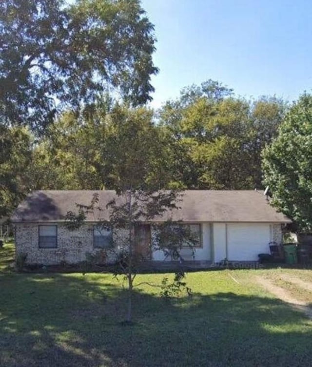 view of front of home featuring a front yard