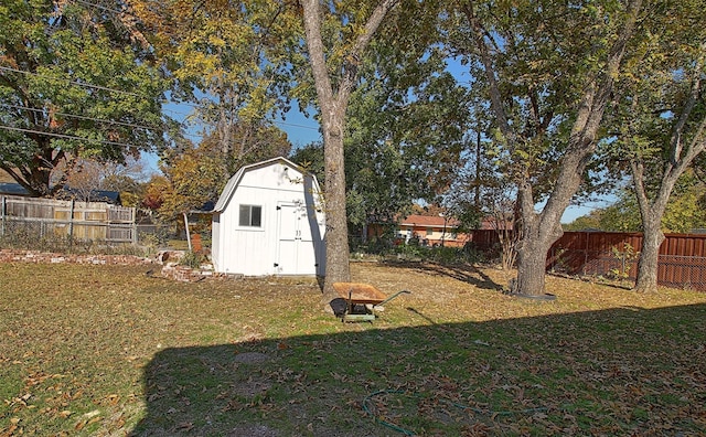 view of yard featuring a storage shed