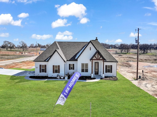 view of front of house featuring a front yard