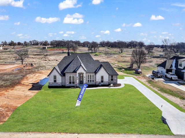 view of front of property featuring a front lawn