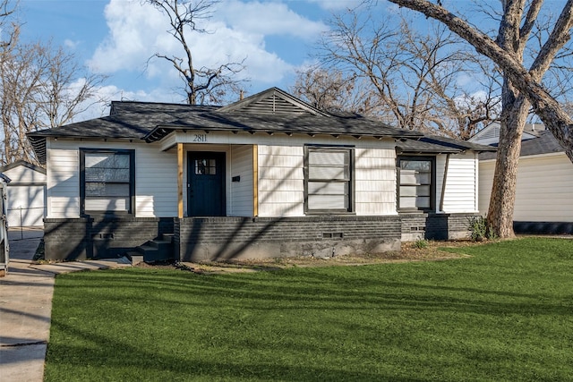 view of front of property featuring a front yard