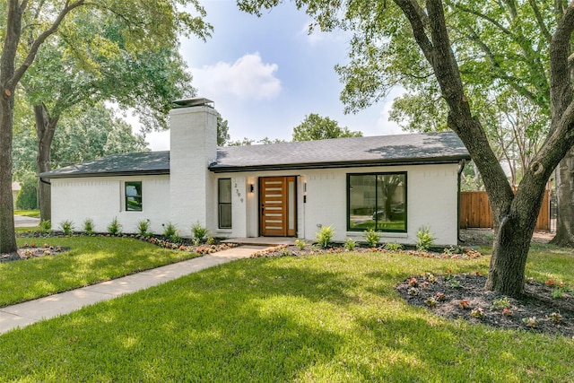 single story home featuring a front yard