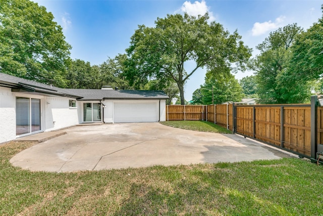 view of yard featuring a garage