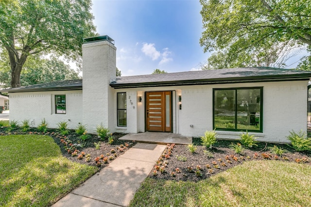 view of front of property with a front yard