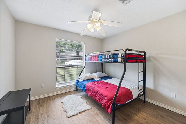 dining space featuring washer and dryer, hardwood / wood-style floors, and a notable chandelier