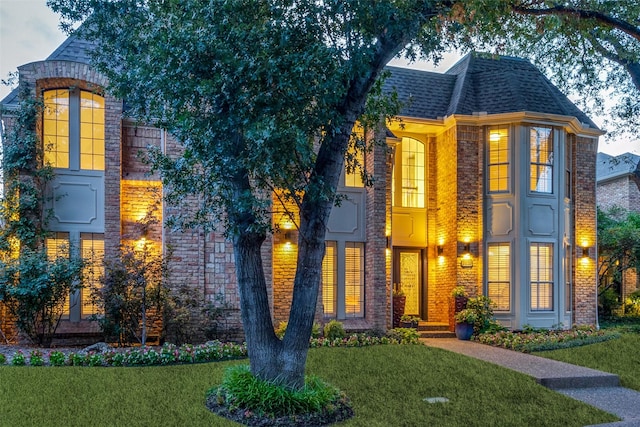 view of front of house featuring a front yard