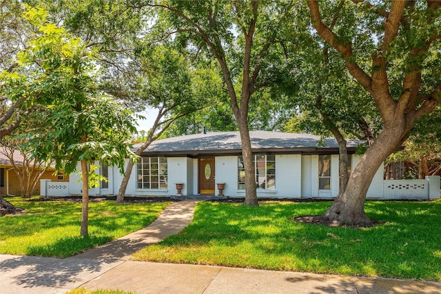 view of front of property featuring a front yard