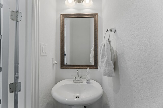 bathroom featuring sink