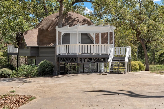 view of front of property featuring covered porch