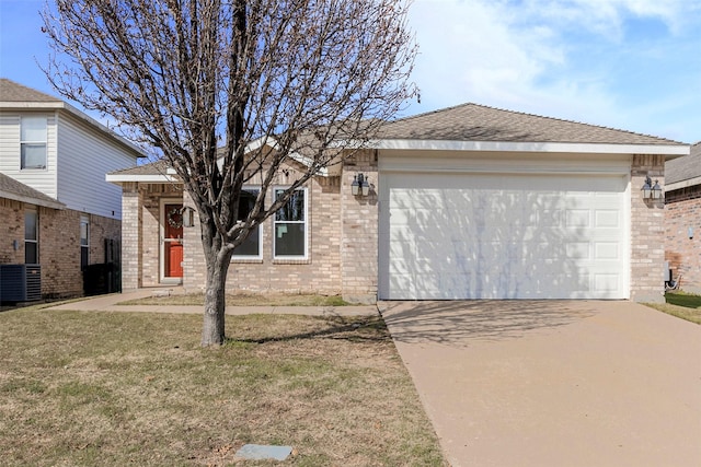 view of front of home featuring a front lawn and a garage