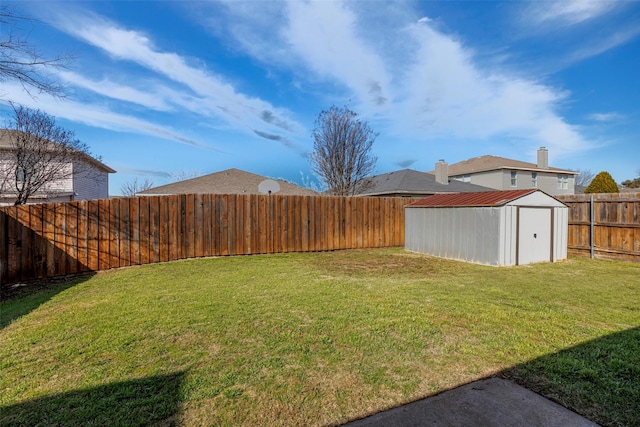 view of yard featuring a shed