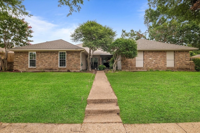 ranch-style home featuring a front lawn