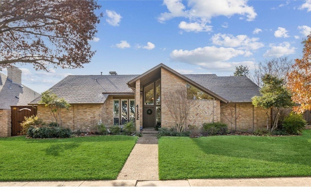 view of front of house featuring a front lawn