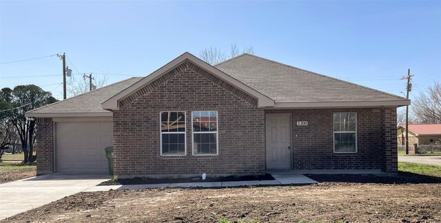 view of front of home featuring a garage and a front yard