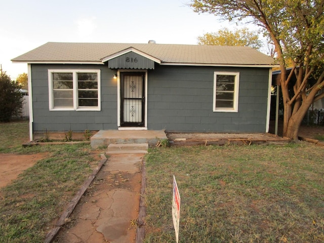 view of front facade with a front lawn