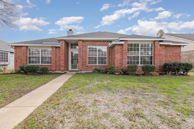 view of front of home featuring a front yard