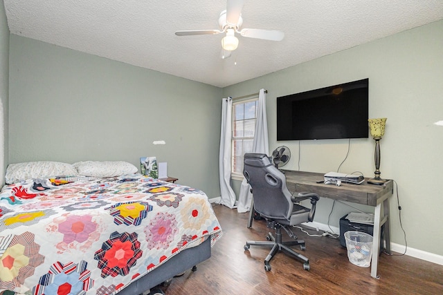 bedroom with dark wood-type flooring, a textured ceiling, and ceiling fan