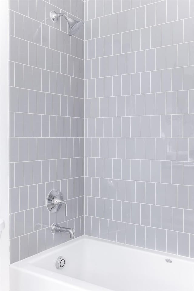 bathroom with tiled shower / bath