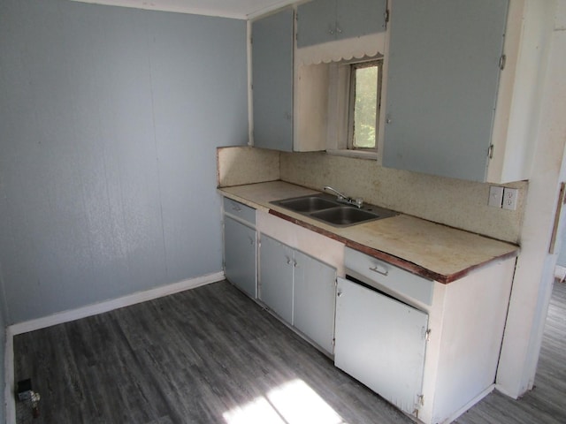 kitchen with sink, dark hardwood / wood-style flooring, tasteful backsplash, and gray cabinets