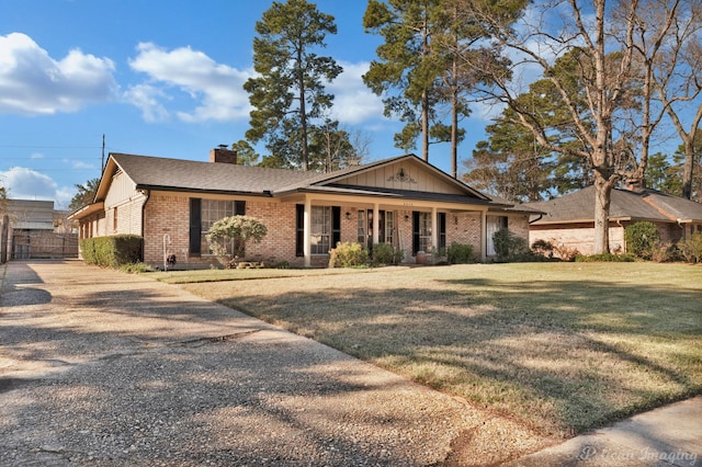 ranch-style house featuring a front yard