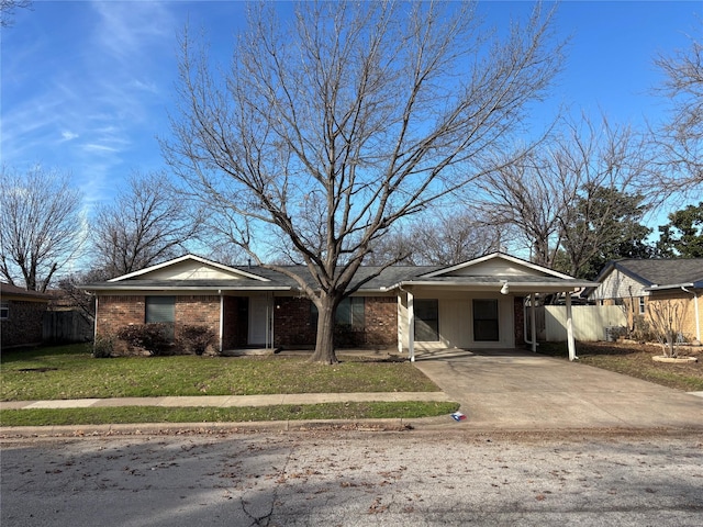 view of front of property featuring a front yard and a carport